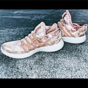 Pink velvet sneakers!💕